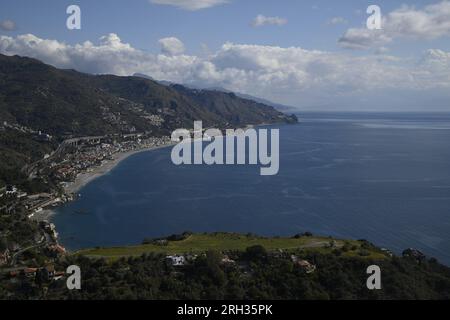 Paysage avec vue panoramique sur Letojanni une station balnéaire de la province de Messine dans la région italienne de Sicile, Italie. Banque D'Images