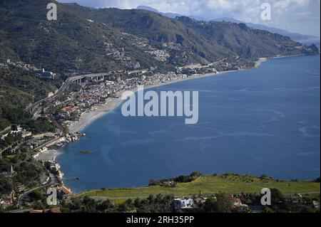 Paysage avec vue panoramique sur Letojanni une station balnéaire de la province de Messine dans la région italienne de Sicile, Italie. Banque D'Images