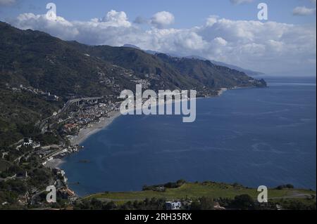 Paysage avec vue panoramique sur Letojanni une station balnéaire de la province de Messine dans la région italienne de Sicile, Italie. Banque D'Images