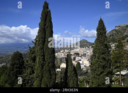 Paysage avec vue panoramique sur Taormina vu du Greco Romano Teatro antico un monument historique surplombant l'Etna en Sicile, Italie. Banque D'Images
