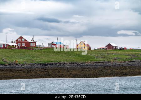 Flatey Island, Islande - 2 juillet 2023 : bâtiments et maisons sur Flatey Island, une petite île dans la baie de Breidafjordur Banque D'Images