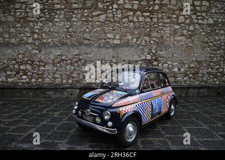 Vintage Fiat 500 garé sur la Piazza IX Aprile disponible pour une visite de la ville à Taormina Sicile, Italie. Banque D'Images