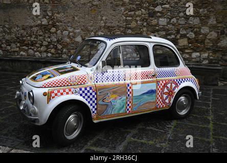 Vintage Fiat 500 garé sur la Piazza IX Aprile disponible pour une visite de la ville à Taormina Sicile, Italie. Banque D'Images