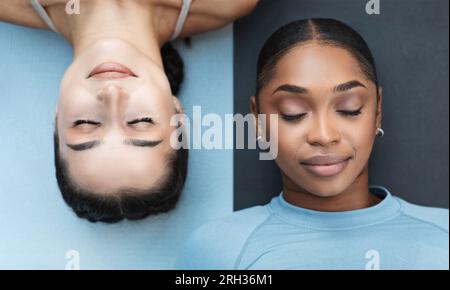 Calme Glad jeunes athlètes féminines diverses avec les yeux fermés pratiquent le yoga, des exercices de respiration sur tapis noir et blanc Banque D'Images