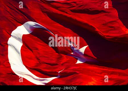 Drapeau turc ondulé en plein cadre. Photo de fond des fêtes nationales de Turkiye. Banque D'Images