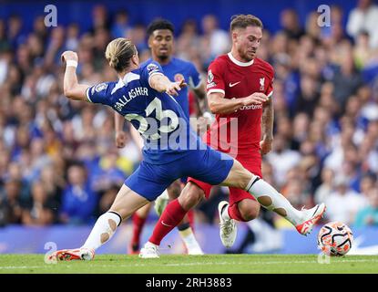 Alexis Mac Allister de Liverpool (à droite) et Conor Gallagher de Chelsea se battent pour le ballon lors du match de Premier League à Stamford Bridge, Londres. Date de la photo : dimanche 13 août 2023. Banque D'Images