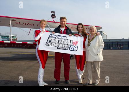 Faisant la promotion du Southend Airshow, Guinot sponsorise l'équipe de marche de l'aile Aerosuperbatics Lorraine Sadler, Danielle Hughes, Martyn Carrington, CLR Gwen Horrigan Banque D'Images