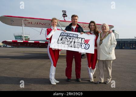 Promotion de Southend Airshow Guinot sponsorise l'équipe de wingwalking d'Aerosuperbatics Lorraine Sadler, Danielle Hughes, Martyn Carrington, CLR Gwen Horrigan Banque D'Images