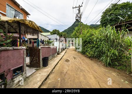 Vila do Abraao ville à Ilha Grande île avec de belles maisons et jardins. Situé près de Rio de Janeiro, Brésil, il est une escapade parfaite de cit occupé Banque D'Images