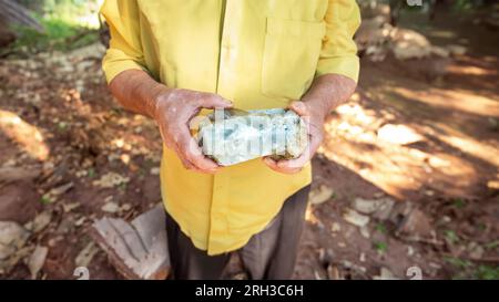 gros plan d'un homme tenant un grand cristal de quartz Banque D'Images