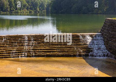 Barrage de bloc de pierre sur Un lac Banque D'Images