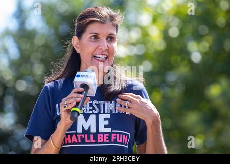 Des Moines, Iowa, États-Unis - 12 août 2023 : Nikki Haley, ancien gouverneur de Caroline du Sud et candidat républicain à la présidence, accueille ses partisans à la Iowa State Fair Political Soapbox à des Moines, Iowa. Banque D'Images