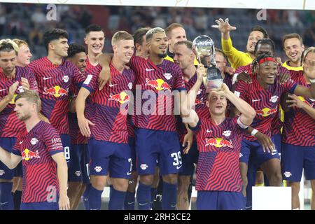 MUNICH, Allemagne - 12. AOÛT 2023 : 4 Willi Orban (C) avec trophée, les joueurs du RB Leipzig célèbrent avec le trophée des vainqueurs après avoir remporté le match Supercup 2023 entre le FC Bayern München et le RB Leipzig à l'Allianz Arena le 12 août à Munich, Allemagne. DFL, Fussball, 0:3 (photo et copyright @ ATP images/Arthur THILL FC RB-LEIPZIG joueurs et remplaçants pour ce match : 21 Janis Blaswich (Keeper), 2 Mohamed Simakan, 4 Willi Orban (C), 7 Dani Olmo, 11 Timo Werner, 17 lois Openda, 20 Xavi Simons, 22 David Raum, 24 Xaver Schlager, 39 Benjamin Henrichs, 44 Kevin Kampl, 9 Yussuf Poulsen, 10 Emil Banque D'Images