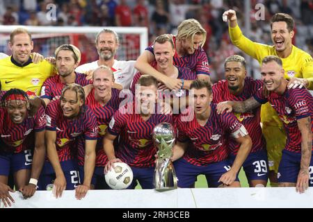 MUNICH, Allemagne - 12. AOÛT 2023 : 4 Willi Orban (C) avec trophée, les joueurs du RB Leipzig célèbrent avec le trophée des vainqueurs après avoir remporté le match Supercup 2023 entre le FC Bayern München et le RB Leipzig à l'Allianz Arena le 12 août à Munich, Allemagne. DFL, Fussball, 0:3 (photo et copyright @ ATP images/Arthur THILL FC RB-LEIPZIG joueurs et remplaçants pour ce match : 21 Janis Blaswich (Keeper), 2 Mohamed Simakan, 4 Willi Orban (C), 7 Dani Olmo, 11 Timo Werner, 17 lois Openda, 20 Xavi Simons, 22 David Raum, 24 Xaver Schlager, 39 Benjamin Henrichs, 44 Kevin Kampl, 9 Yussuf Poulsen, 10 Emil Banque D'Images