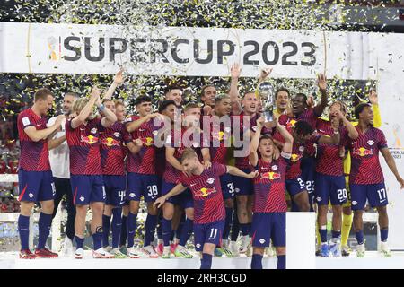 MUNICH, Allemagne - 12. AOÛT 2023 : 4 Willi Orban (C) avec trophée, les joueurs du RB Leipzig célèbrent avec le trophée des vainqueurs après avoir remporté le match Supercup 2023 entre le FC Bayern München et le RB Leipzig à l'Allianz Arena le 12 août à Munich, Allemagne. DFL, Fussball, 0:3 (photo et copyright @ ATP images/Arthur THILL FC RB-LEIPZIG joueurs et remplaçants pour ce match : 21 Janis Blaswich (Keeper), 2 Mohamed Simakan, 4 Willi Orban (C), 7 Dani Olmo, 11 Timo Werner, 17 lois Openda, 20 Xavi Simons, 22 David Raum, 24 Xaver Schlager, 39 Benjamin Henrichs, 44 Kevin Kampl, 9 Yussuf Poulsen, 10 Emil Banque D'Images