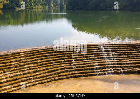 Barrage de bloc de pierre sur Un lac Banque D'Images