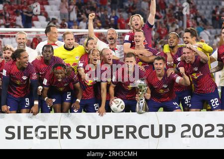 MUNICH, Allemagne - 12. AOÛT 2023 : 4 Willi Orban (C) avec trophée, les joueurs du RB Leipzig célèbrent avec le trophée des vainqueurs après avoir remporté le match Supercup 2023 entre le FC Bayern München et le RB Leipzig à l'Allianz Arena le 12 août à Munich, Allemagne. DFL, Fussball, 0:3 (photo et copyright @ ATP images/Arthur THILL FC RB-LEIPZIG joueurs et remplaçants pour ce match : 21 Janis Blaswich (Keeper), 2 Mohamed Simakan, 4 Willi Orban (C), 7 Dani Olmo, 11 Timo Werner, 17 lois Openda, 20 Xavi Simons, 22 David Raum, 24 Xaver Schlager, 39 Benjamin Henrichs, 44 Kevin Kampl, 9 Yussuf Poulsen, 10 Emil Banque D'Images