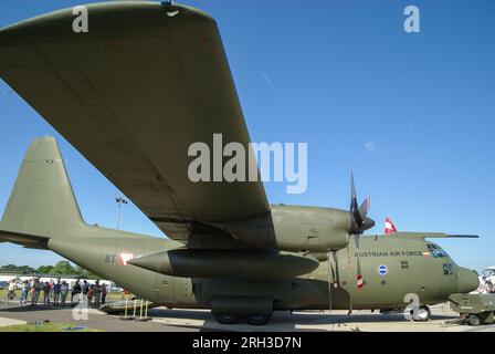 L'avion de transport Lockheed C-130k Hercules 8T-CA de l'armée de l'air autrichienne est exposé au salon aéronautique international de la RAF Waddington, au Royaume-Uni. Symbole EUFOR. Ex RAF XV181 Banque D'Images