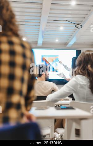 Regardez quelque chose d'autre au milieu de la présentation. Concept d'employé distrait. Photo vue arrière Banque D'Images