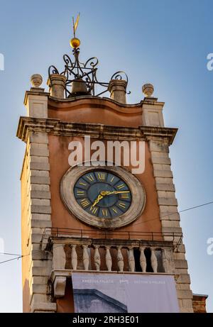 Zadar, Croatie - juillet 20 2023 : Tour de l'horloge datant du 16e siècle au-dessus de la maison de garde (Gradska Straza) à Nardoni Trg. Banque D'Images