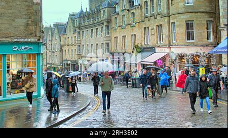 Édimbourg, Écosse, Royaume-Uni. 13h août 2023. UK Météo : sur le monticule vers le Royal Mile. Chaud et humide comme les touristes infestaient les rues de la ville parmi les actes de frange de rue avec leurs bordages . Crédit Gerard Ferry/Alamy Live News Banque D'Images