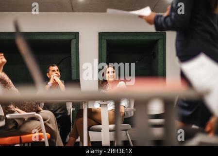 Deux collègues d'affaires se sont assis dans la salle de conférence pour regarder et écouter la présentation Banque D'Images