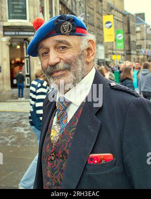 Édimbourg, Écosse, Royaume-Uni. 13h août 2023. UK Météo : un gentleman très finement habillé. Chaud et humide comme les touristes infestaient les rues de la ville parmi les actes de frange de rue avec leurs bordages . Crédit Gerard Ferry/Alamy Live News Banque D'Images