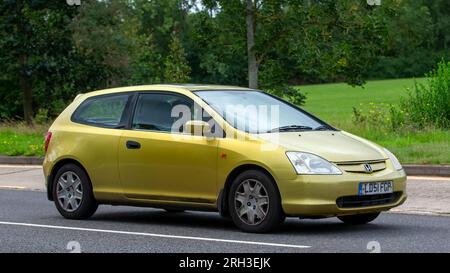 Milton Keynes, Royaume-Uni - 13 août 2023 : Gold 2001 Honda Civic conduite sur une route de campagne anglaise. Banque D'Images