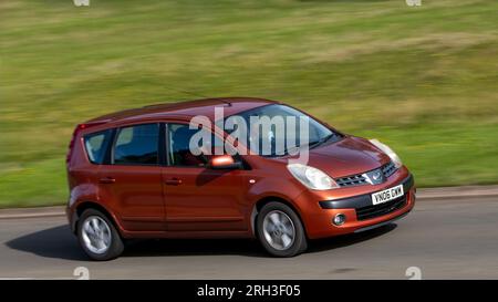 Milton Keynes, Royaume-Uni - 10 août 2023 : 2006 Nissan Note voiture conduisant sur une route de campagne anglaise. Banque D'Images