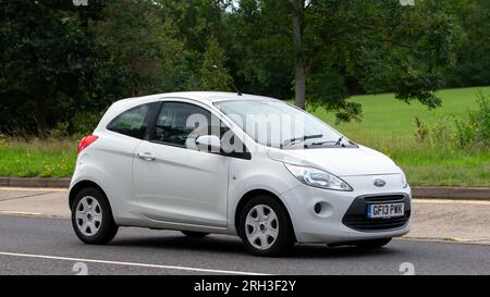 Milton Keynes, Royaume-Uni - 13 août 2023 : 2013 Ford Ka Edge voiture blanche conduisant sur une route de campagne anglaise. Banque D'Images