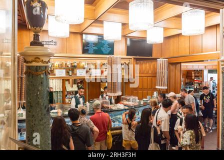 Rome, Latium, Italie, les touristes achètent de la glace à un stand de giolitti qui est une célèbre gelateria à Rome. Banque D'Images