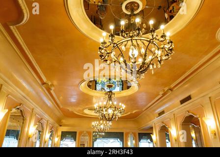 Rome, Latium, Italie, le salon avec intérieur classique de Giolitti, l'une des plus anciennes gelateria de Rome. Banque D'Images