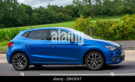 Milton Keynes, Royaume-Uni - 13 août 2023 : 2022 voiture bleue Seat Ibiza conduisant sur une route de campagne anglaise. Banque D'Images