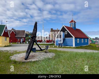 Groenland occidental, municipalité de Qeqqata, Sisimiut. Sisimiut Museum alias Sisimiut Katersugaasiviat. Église Blue Bethel (Bethlkirken). Banque D'Images