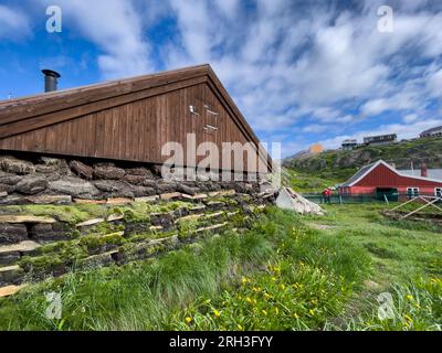 Groenland occidental, municipalité de Qeqqata, Sisimiut. Sisimiut Museum alias Sisimiut Katersugaasiviat. Maison traditionnelle en gazon. Banque D'Images