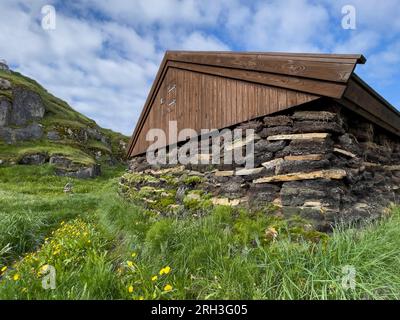 Groenland occidental, municipalité de Qeqqata, Sisimiut. Sisimiut Museum alias Sisimiut Katersugaasiviat. Maison traditionnelle en gazon. Banque D'Images