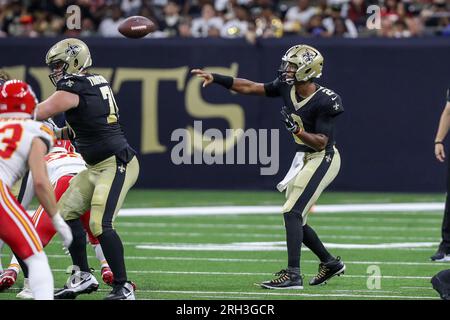 La Nouvelle-Orléans, États-Unis. 13 août 2023 : le quarterback des Saints de la Nouvelle-Orléans, Jameis Winston (4 ans), fait un lancer lors d'un match de pré-saison entre les Saints de la Nouvelle-Orléans et les Chiefs de Kansas City au Caesars Superdome de la Nouvelle-Orléans, LOUISIANE. Jonathan Mailhes/CSM crédit : CAL Sport Media/Alamy Live News Banque D'Images