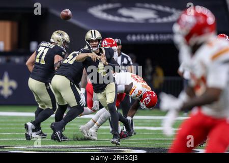 La Nouvelle-Orléans, États-Unis. 13 août 2023 : Derek Carr (4 ans), quarterback des Saints de la Nouvelle-Orléans, lance un lancer lors d'un match de pré-saison entre les Saints de la Nouvelle-Orléans et les Chiefs de Kansas City au Caesars Superdome de la Nouvelle-Orléans, EN LOUISIANE. Jonathan Mailhes/CSM crédit : CAL Sport Media/Alamy Live News Banque D'Images