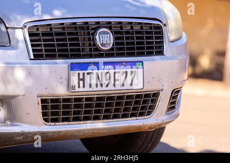 Itaja, Goias, Brésil - 06 17 2023 : gros plan de la plaque d'immatriculation dans la nouvelle norme mercosur sur une voiture blanche Banque D'Images