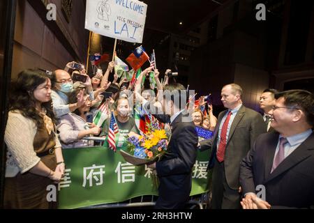 New York, États-Unis. 13 août 2023. Le vice-président de Taiwan William Lai, au centre, est accueilli par des supporters alors qu'il arrive à l'hôtel Lotte, le 13 août 2023 à New York, New York. LAI s'est arrêté à Manhattan sur son chemin de Taipei au Paraguay. Crédit : Shufu Liu / Bureau présidentiel de Taiwan / Alamy Live News Banque D'Images