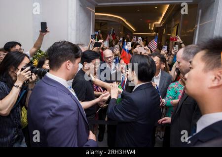 New York, États-Unis. 13 août 2023. Le vice-président de Taiwan William Lai, au centre, est accueilli par des supporters alors qu'il arrive à l'hôtel Lotte, le 13 août 2023 à New York, New York. LAI s'est arrêté à Manhattan sur son chemin de Taipei au Paraguay. Crédit : Shufu Liu / Bureau présidentiel de Taiwan / Alamy Live News Banque D'Images