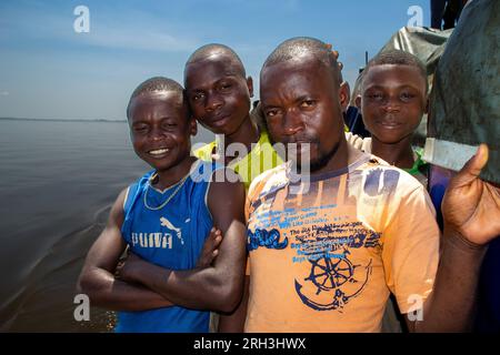 Rouler sur la rivière. Traversée du Congo sur une barge sur le fleuve Congo (République démocratique du Congo) Banque D'Images