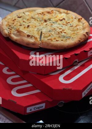 Pizza dans des boîtes, délicieuse pizza 4 fromages Banque D'Images