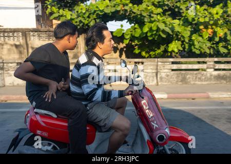 SAMUT PRAKAN, THAÏLANDE, JANVIER 28 2023, Un homme monte sur une moto dans la rue de la ville. Banque D'Images