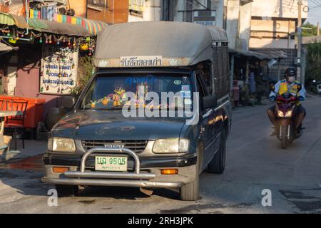 SAMUT PRAKAN, THAÏLANDE, JANVIER 28 2023, Une camionnette descend la rue Banque D'Images