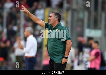 Salerne, Italie. 13 août 2023. Cristiano Lucarelli entraîneur-chef de Ternana Calcio fait des gestes lors du match Coppa Italia Round of 32 entre les États-Unis Salernitana et Ternana Calcio au Stadio Arechi, Salerne, Italie le 13 août 2023. Crédit : Nicola Ianuale/Alamy Live News Banque D'Images