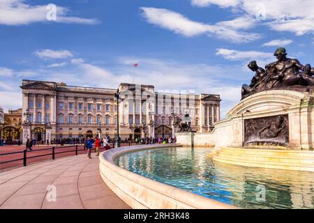 1 mars 2015 : Londres, Royaume-Uni - touristes au palais de Buckingham, résidence officielle du monarque à Londres, vue sur la fontaine. Union Jack survole... Banque D'Images