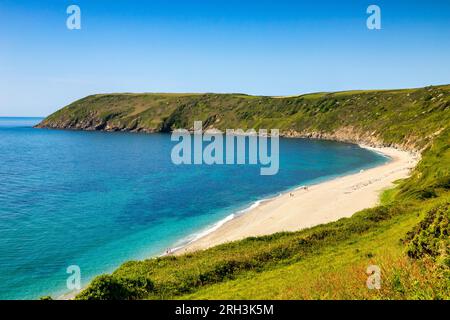 28 mai 2023 : Vault Beach, Roseland Peninsula, Cornouailles, Royaume-Uni. Ciel bleu clair et une plage presque déserte. Banque D'Images