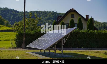 Panneaux solaires près d'un bâtiment résidentiel par une journée ensoleillée, énergie alternative, économie de ressources, technologies propres pour un avenir meilleur. Énergie verte. Soyez Banque D'Images