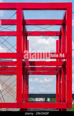 Paris, France - 06 22 2023 : une des 'Folies' du Parc de la Villette à Paris, structures architecturales destinées à rendre le parc plus ludique Banque D'Images